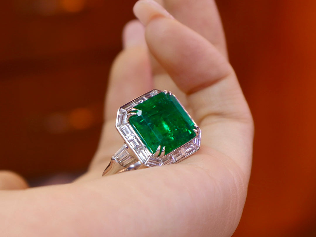 Luxurious 10.66ct Emerald Ring - A Masterpiece of Jewelry