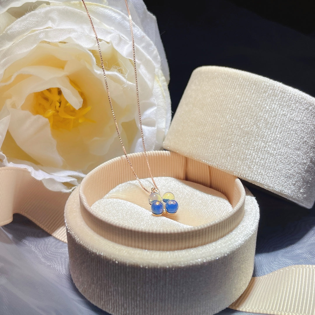 Liniște elegantă: bijuterii cu pandantiv cu chihlimbar albastru dominican încorporat în aur de 18k