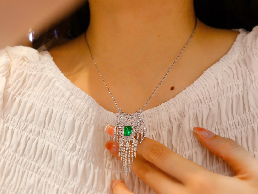 Pendentif/broche émeraude envoûtante : un bijou de déclaration luxueux
