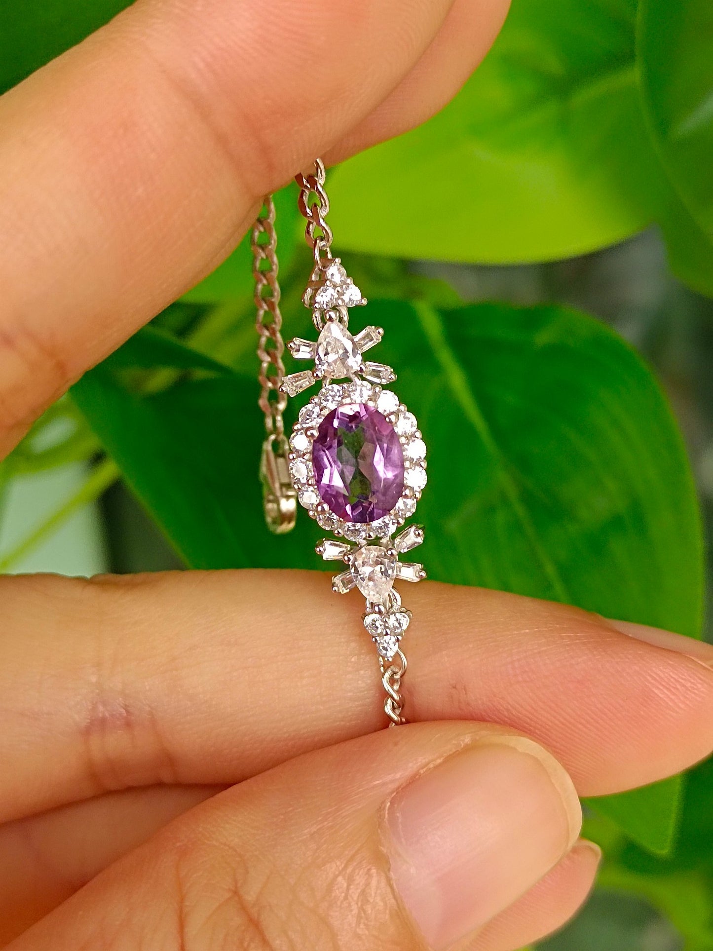 Elegante lilla krystallsmykker: naturlig ametystarmbånd