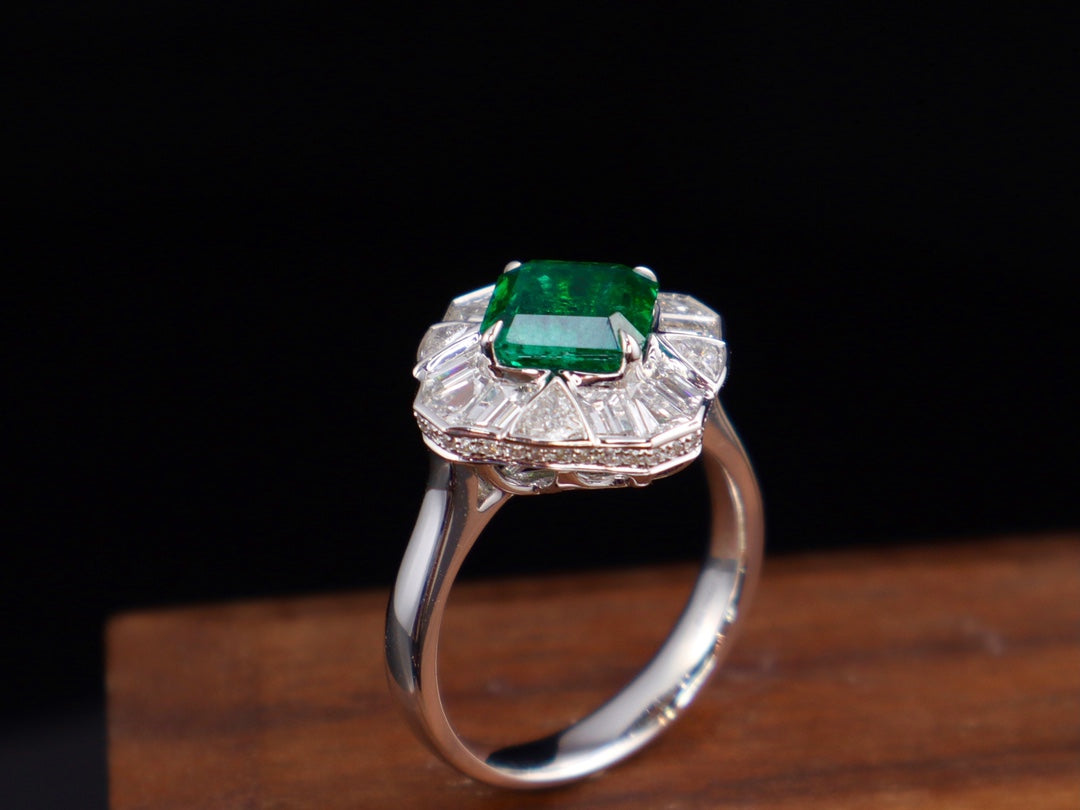 Anello con smeraldo dal design architettonico - Gioielleria di fascia alta