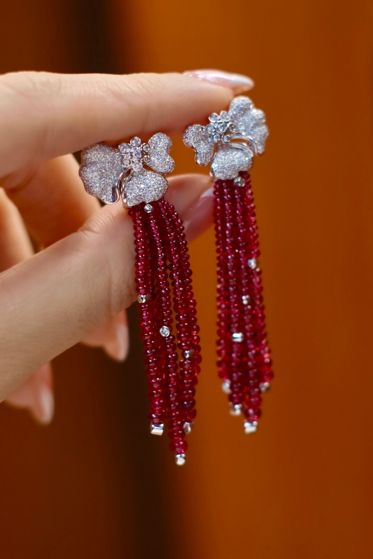 Boucles d'oreilles en spinelle du Myanmar non chauffées : bijoux fascinants au design de perles de jet