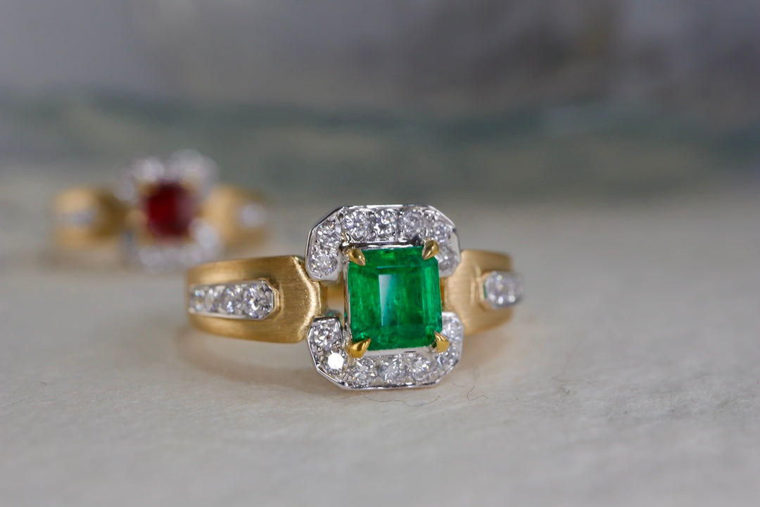Luxuriöser und trendiger Schmuck: 18-karätiges Gold und mit Diamanten verziertes Stück