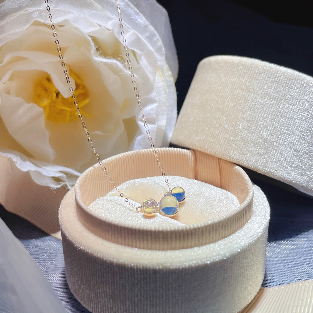 Nowość: Wisior z 18-karatowego złota z osadzonym niebieskim bursztynem dominikańskim - biżuteria z romantycznego wszechświata