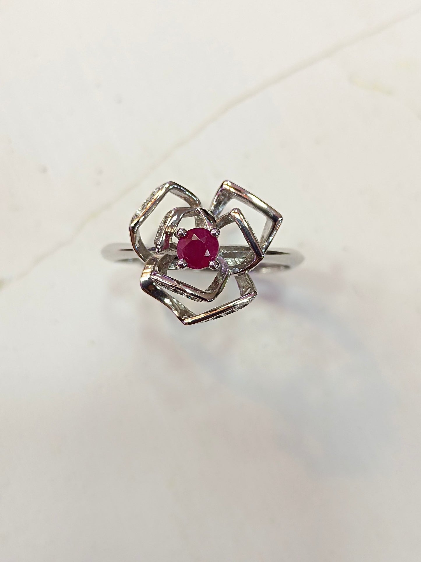 Anello ritagliato con rosa rubino realizzato in argento S925 - Design di gioiello unico