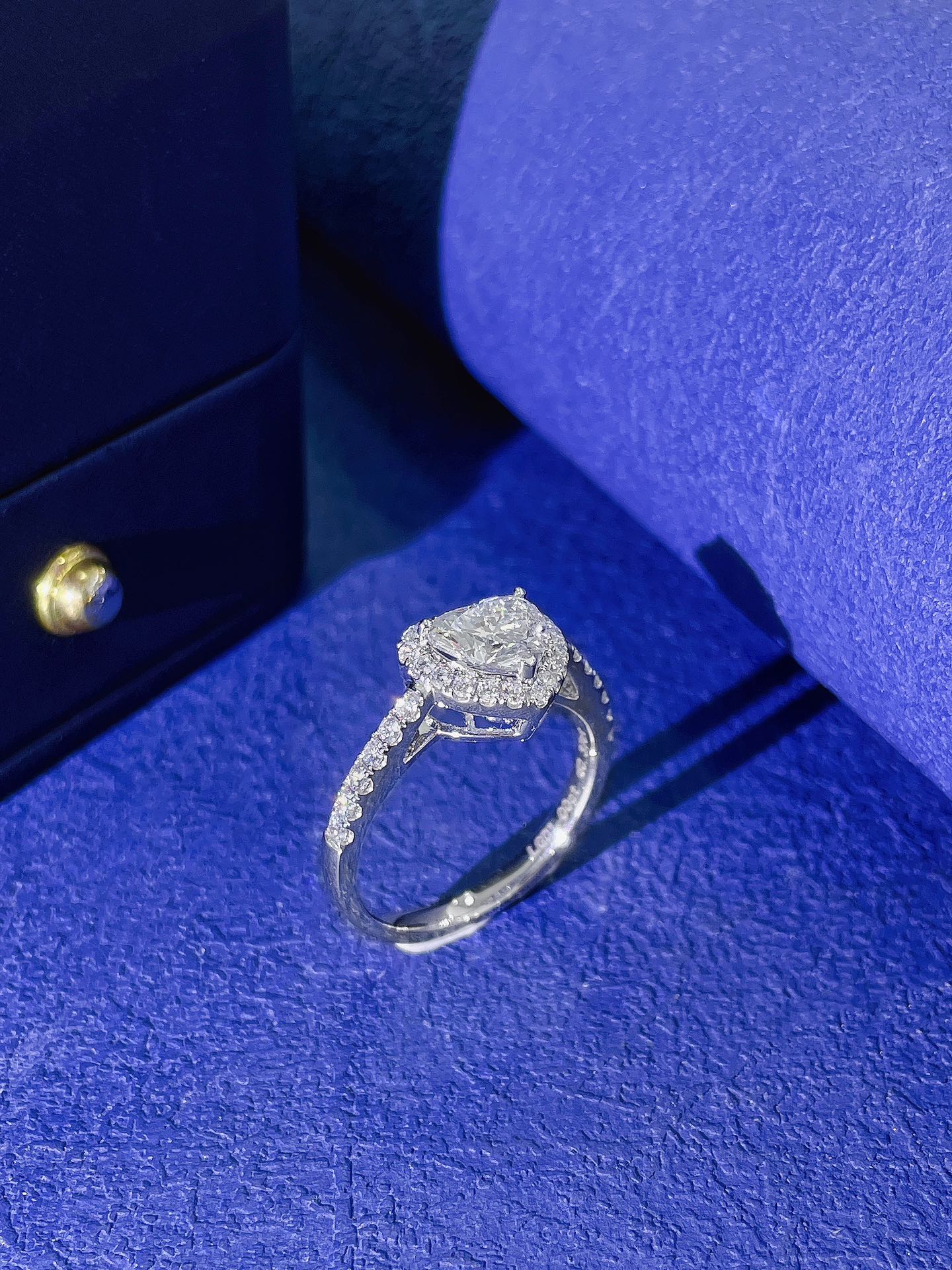 Gerader Armring aus 18-Karat-Pavé in Herzform mit Zuchtdiamant – Schmuckstück
