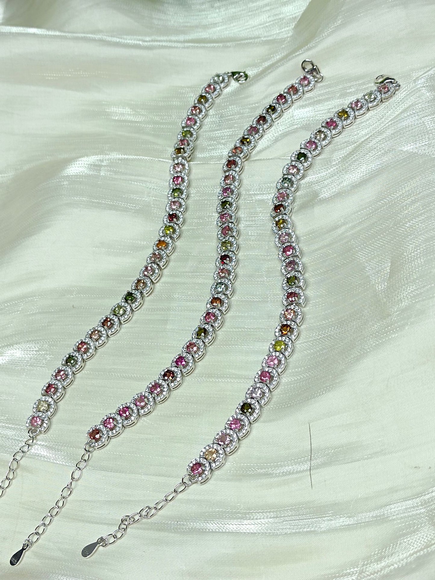 Pulseira de turmalina embutida em prata S925 - um arco-íris espalhado pela terra