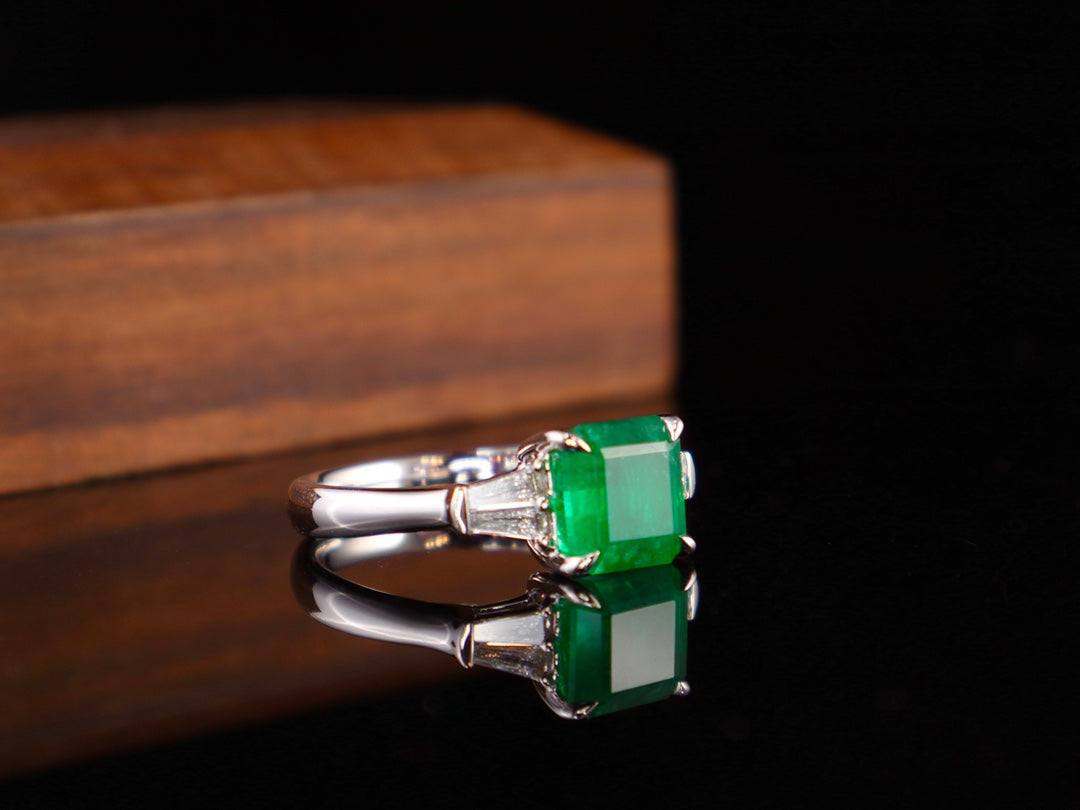 Smaragdring – leuchtend grünes Schmuckstück mit Diamantakzenten