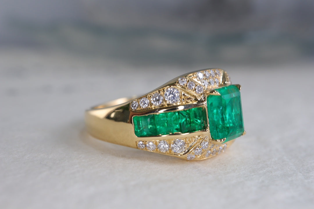 Anello con smeraldo in stile vintage: un gioiello di lusso