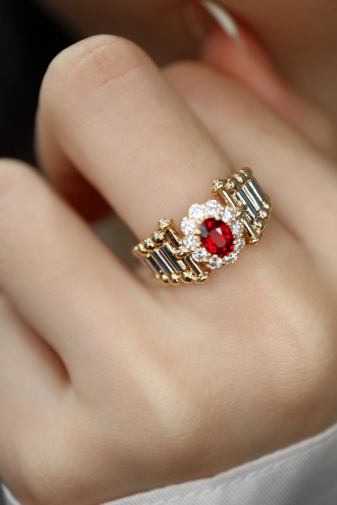 Perhiasan Fashionable yang Terinspirasi Vintage: Cincin Pesona yang Tak Tertahankan