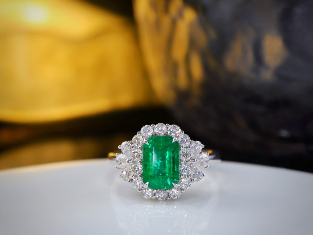 Anello con smeraldo: gioielli di lusso vetrosi, verde vivo