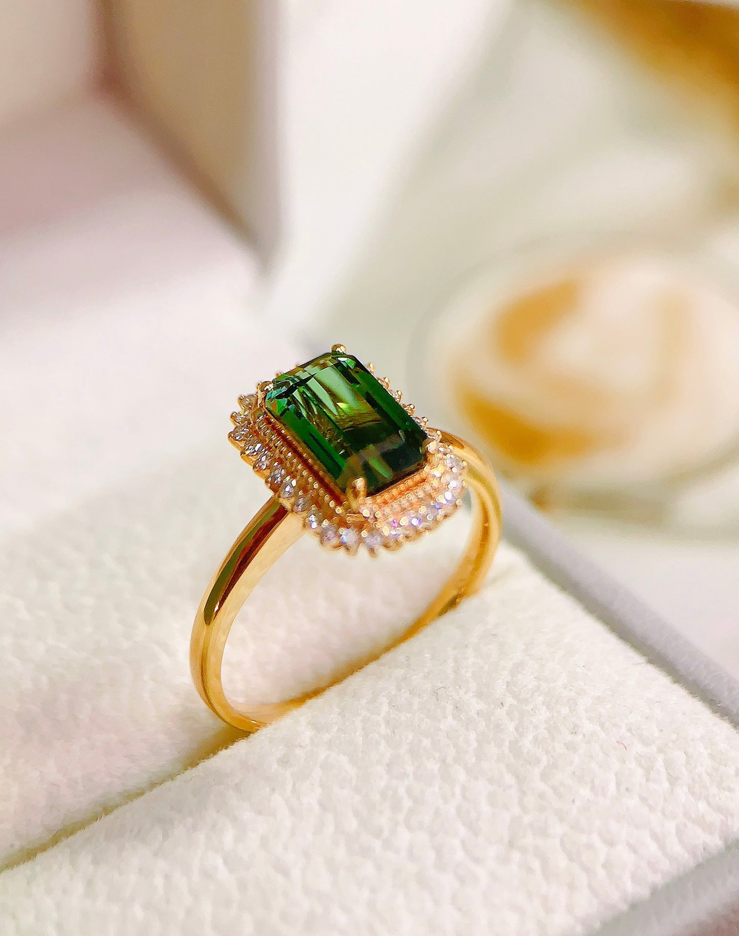 Exquisito anillo de turmalina verde: símbolo de vitalidad y elegancia