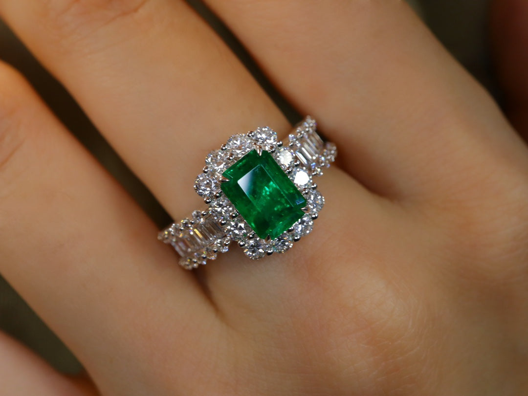 Cincin Hijau Zamrud: Barang Kemas Batu Permata Hijau Terang dengan Sijil Berlapis Emas