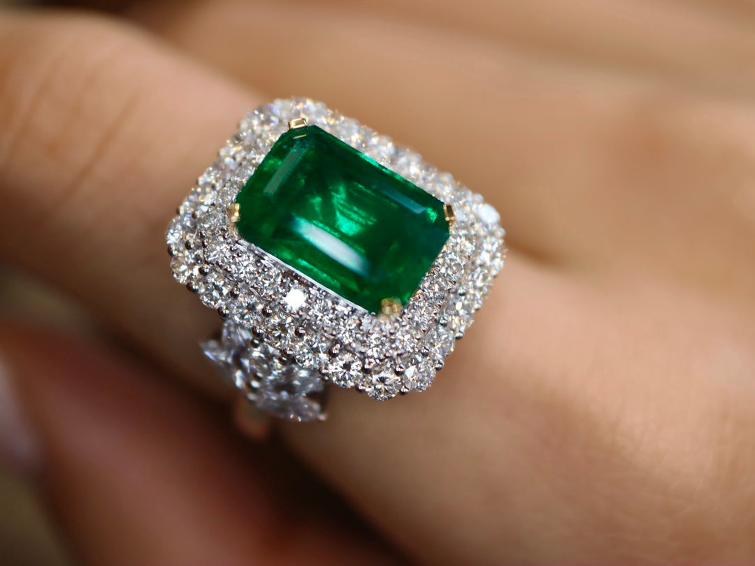 Anello con smeraldo verde vivido: gioielli di lusso di fascia alta