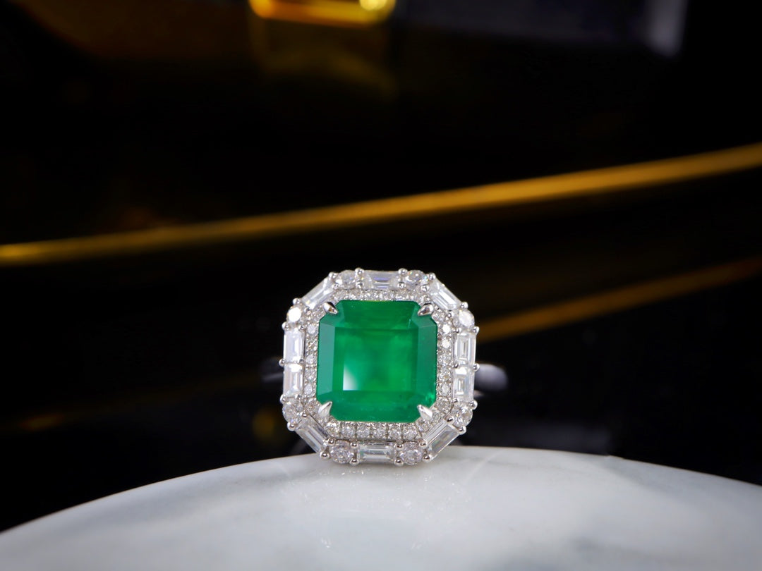 Smaragdring: Lebhaft grüner, klassischer Eleganzschmuck