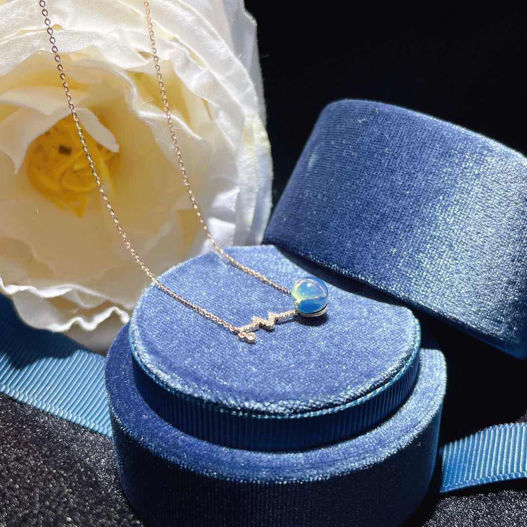 Wykwintny wisiorek z 18-karatowego złota z osadzonym niebieskim bursztynem dominikańskim - znaczące spotkanie w biżuterii