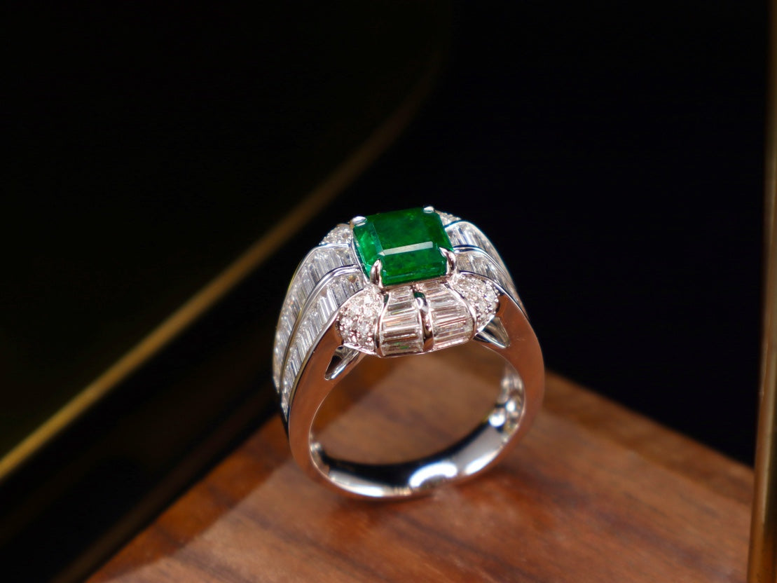 Anello gioiello con smeraldo: un capolavoro di eleganza e classe