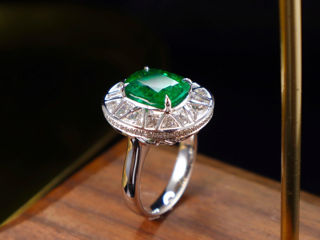 Anello con smeraldo: capolavoro di gioielleria verdeggiante di prima qualità