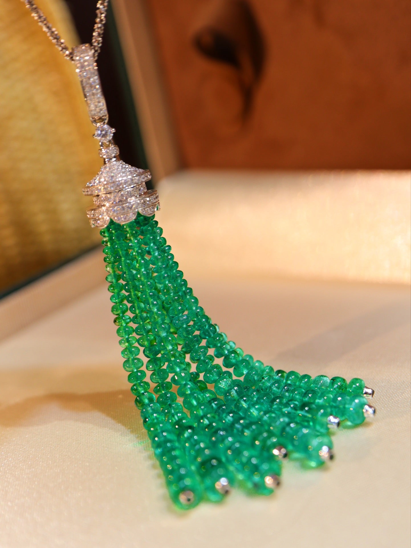 Emerald Green Bead Pendant Jewelry - Elegant and Versatile Choice