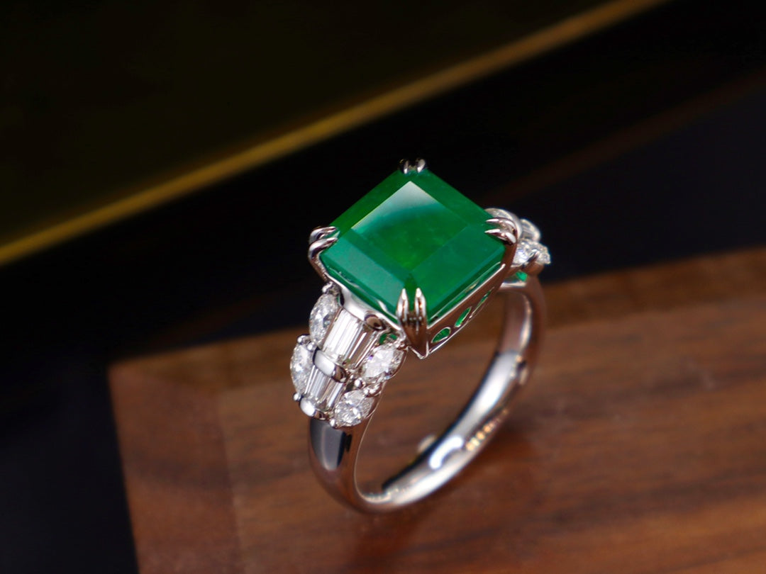 Anello con smeraldo - Gioiello classico verde vivido