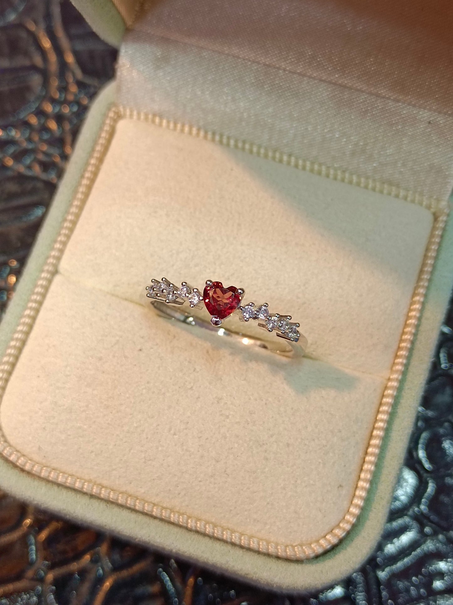 Inel cu granat în formă de inimă din argint S925 cu măiestrie din aur de 18K - Bijuterii elegante