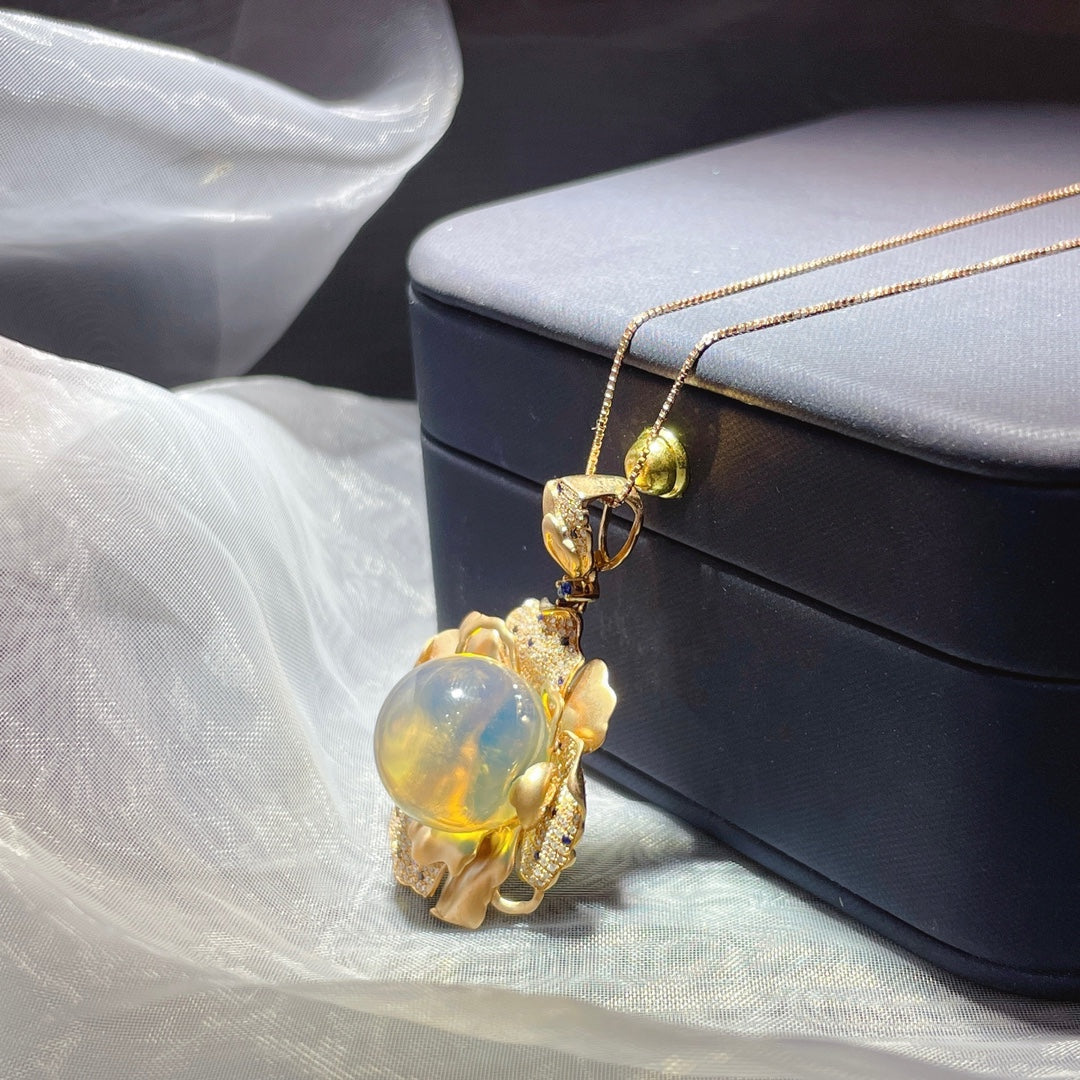 Colgante de Ámbar Azul Dominicana Incrustado en Oro de 18k - Joyería Exquisita