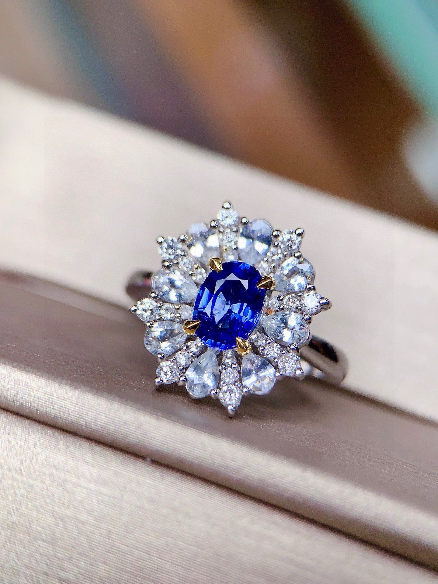Cincin Nilam Mewah dalam Emas 18K dengan Aksen Berlian - Barang Kemas Cantik