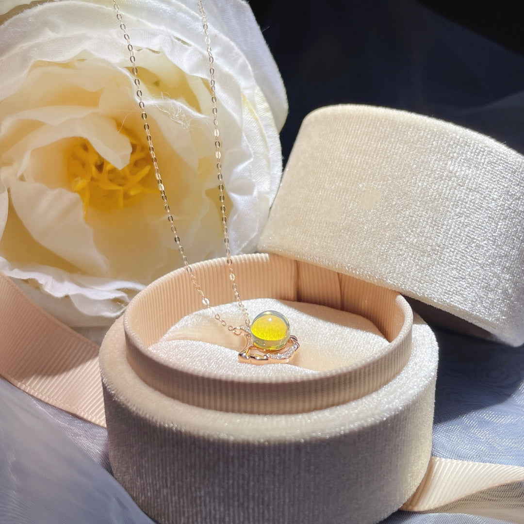 وصول جديد: قلادة من الكهرمان الأزرق الدومينيكي المضمنة بالذهب عيار 18 قيراط - مجوهرات رائعة