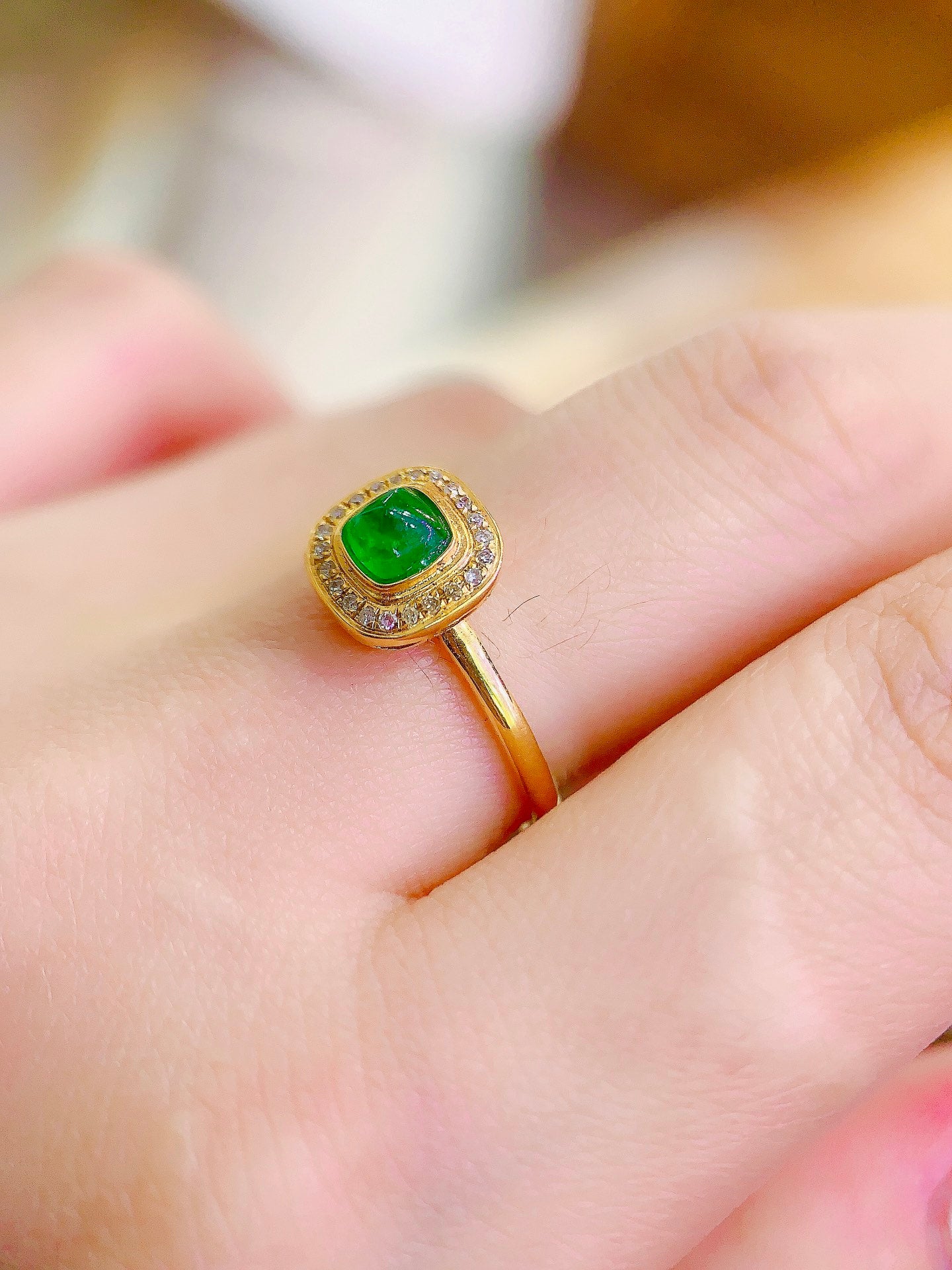 Exklusives Double 11-Schmuckset: 18 Karat Gold mit diamantbesetztem Smaragdring und Anhänger