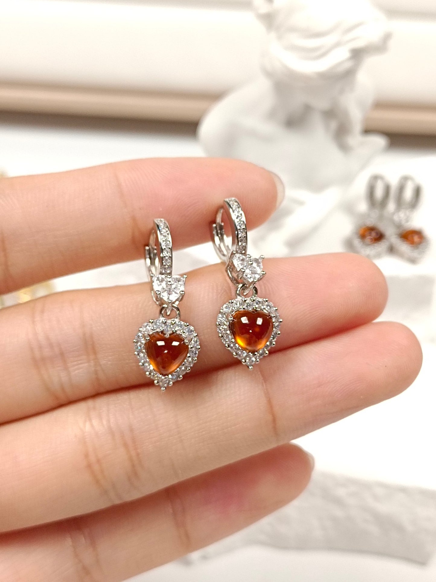 Herzförmige Ohrringe aus S925-Silber, eingebettet in feinen Mandarin-Granat – ein Hauch orangefarbener Eleganz