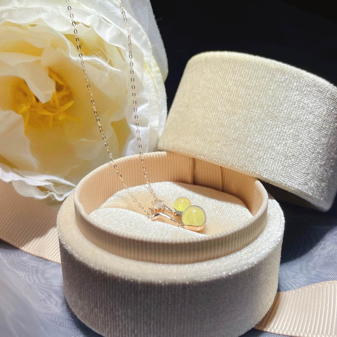 وصول جديد: قلادة من الكهرمان الأزرق الدومينيكي المضمنة بالذهب عيار 18 قيراط - مجوهرات أنيقة