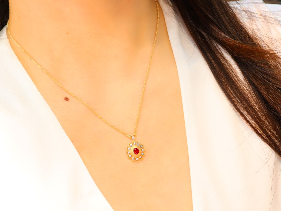 Italian Elegance-smykkesamling: Buccellati-inspirert utformet gullkjede med rubin- og smaragd-anheng