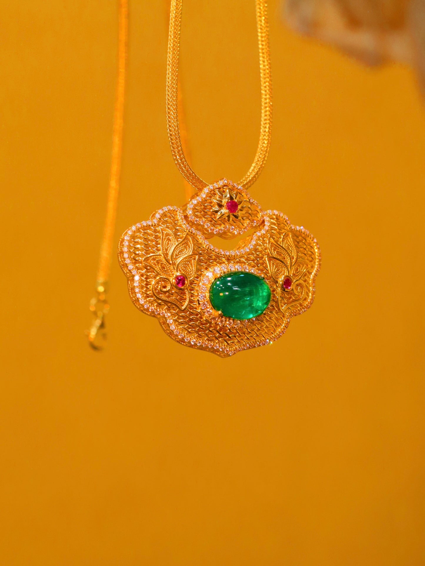 Colgante con cerradura de seguridad Ruyi - Joyería con dijes de esmeralda