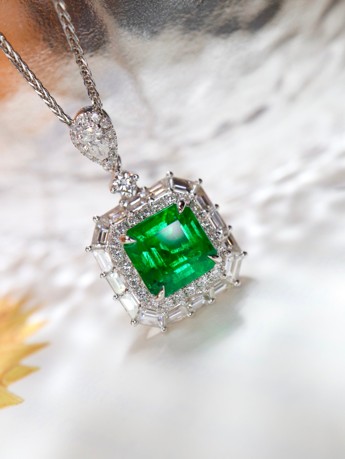 Bijuterii cu pandantiv cu smarald: cristal de sticlă verde viu de 2,75 ct, luxos și elegant