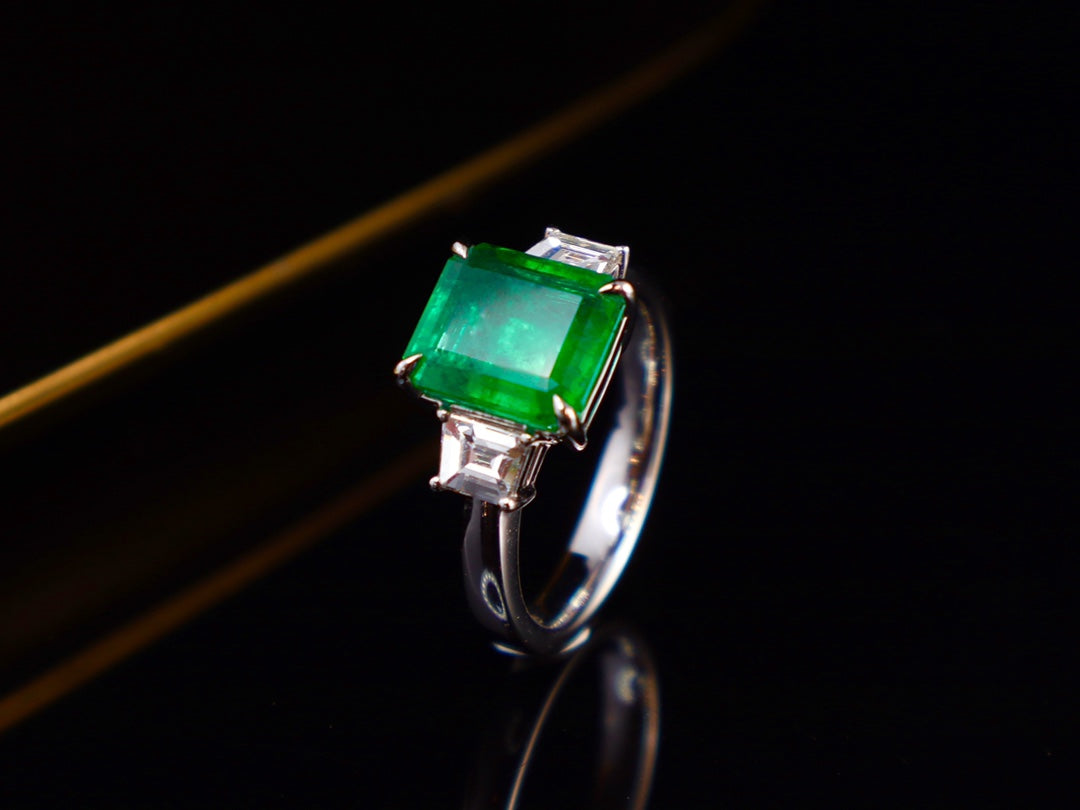 Anello con smeraldo: gioiello di alta qualità verde brillante