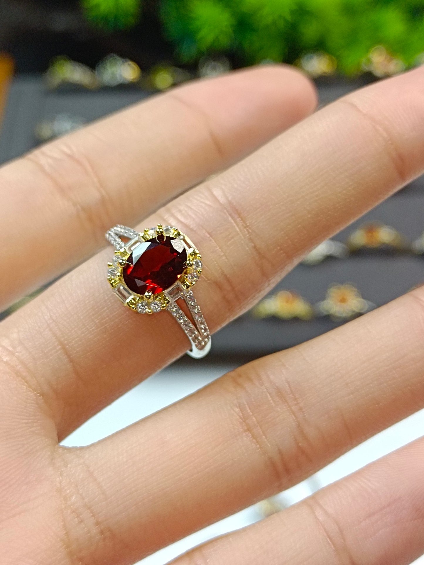 Elegante anello in argento sterling con granato - Gioielli artigianali bicolore regolabili