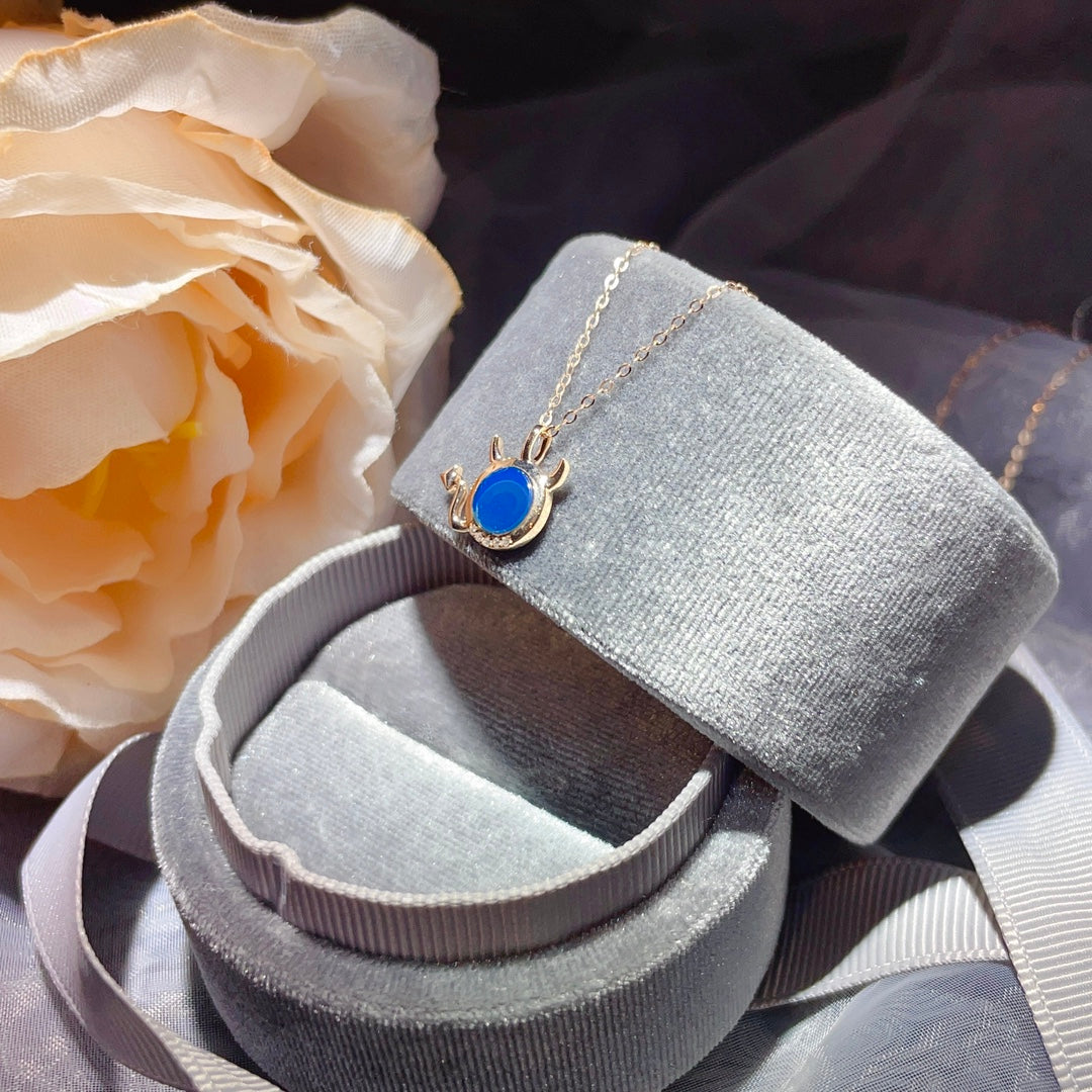 18K गोल्ड एंबेडेड डोमिनिकन ब्लू एम्बर पेंडेंट - अद्वितीय आभूषण