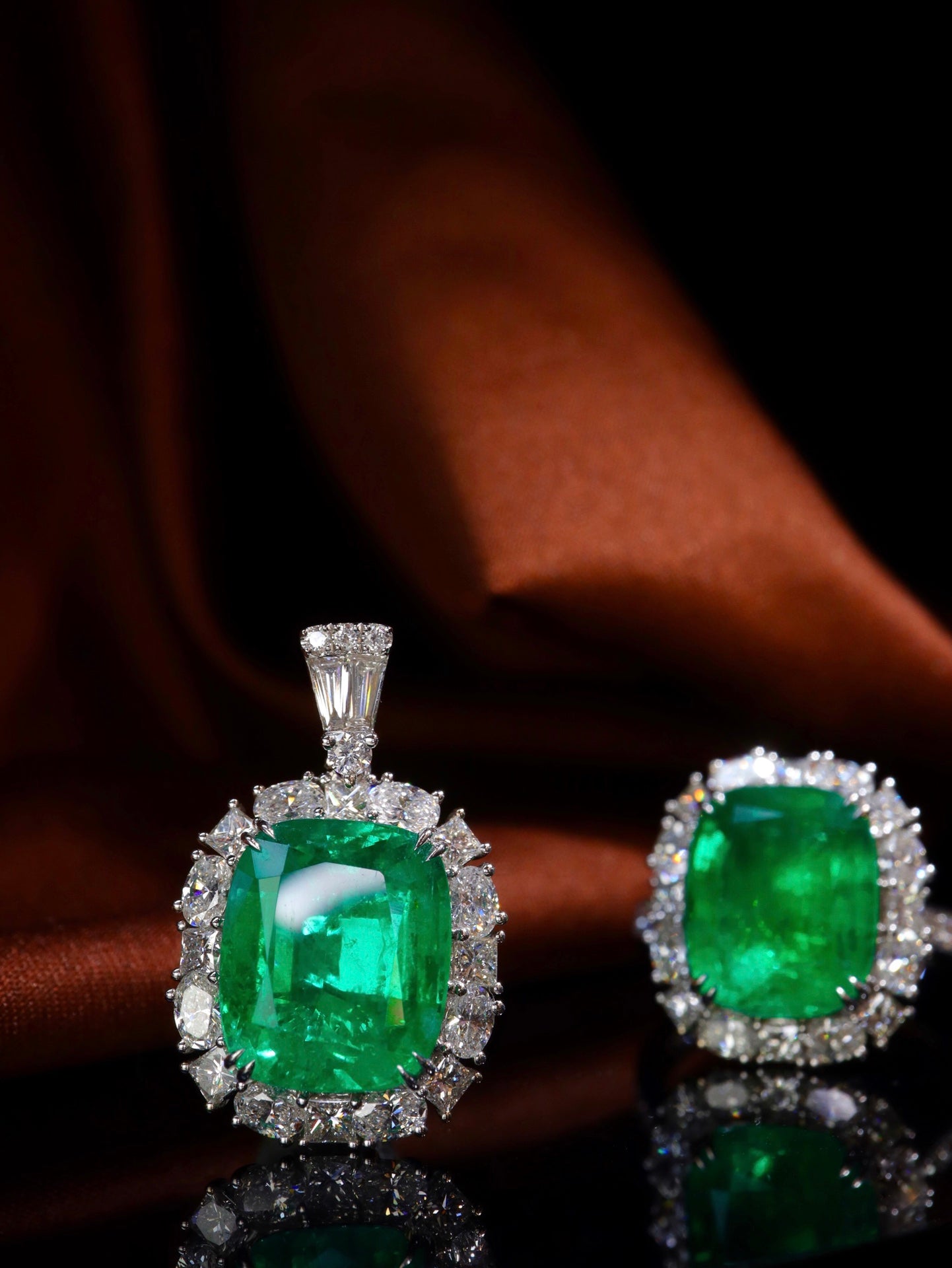 Smaragdgroene hangersieraden: prachtig collectiestuk met GIA-certificaat