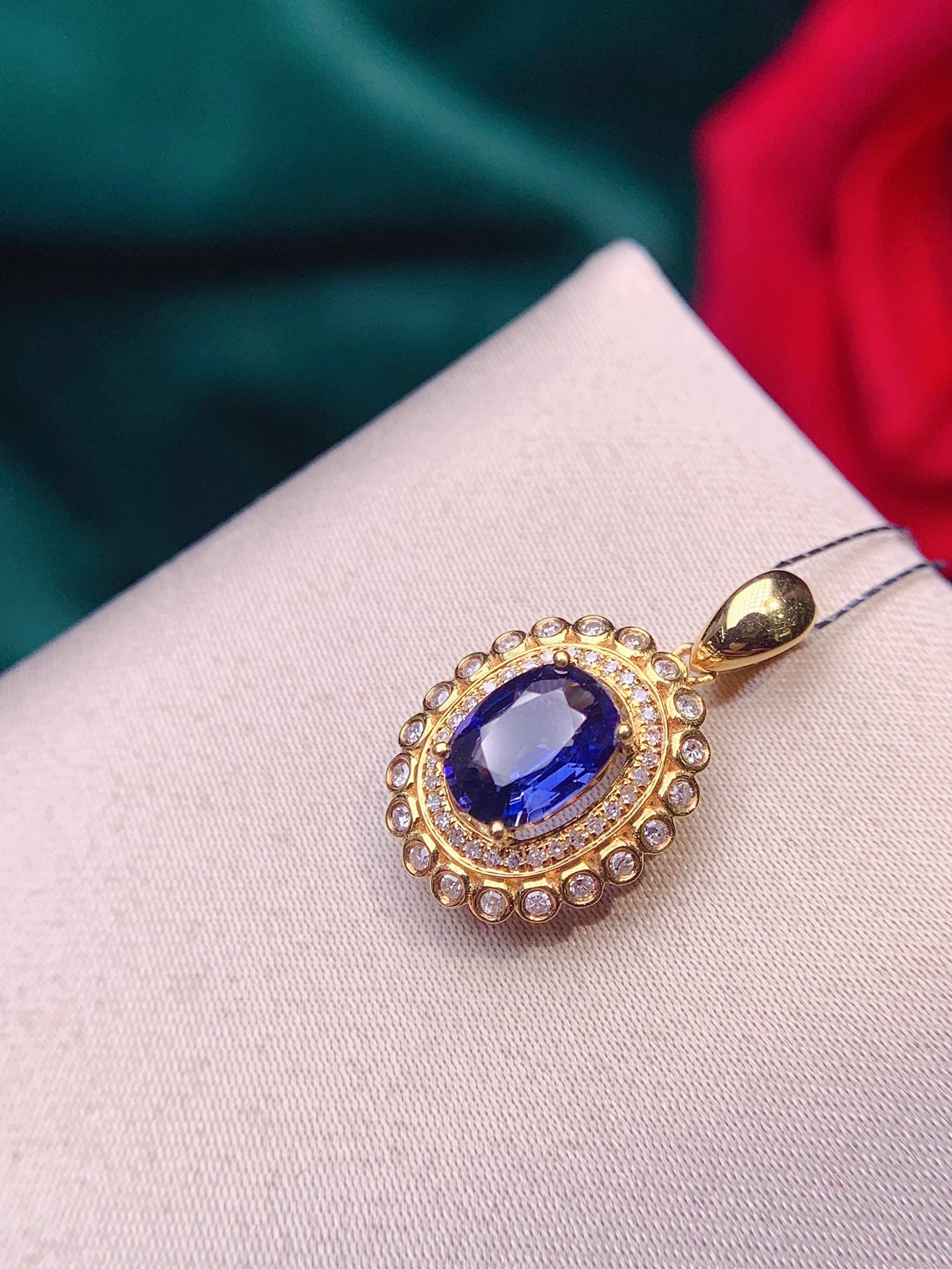 18-karätiger Saphir-Anhänger mit Diamant-Akzenten – eleganter Schmuck