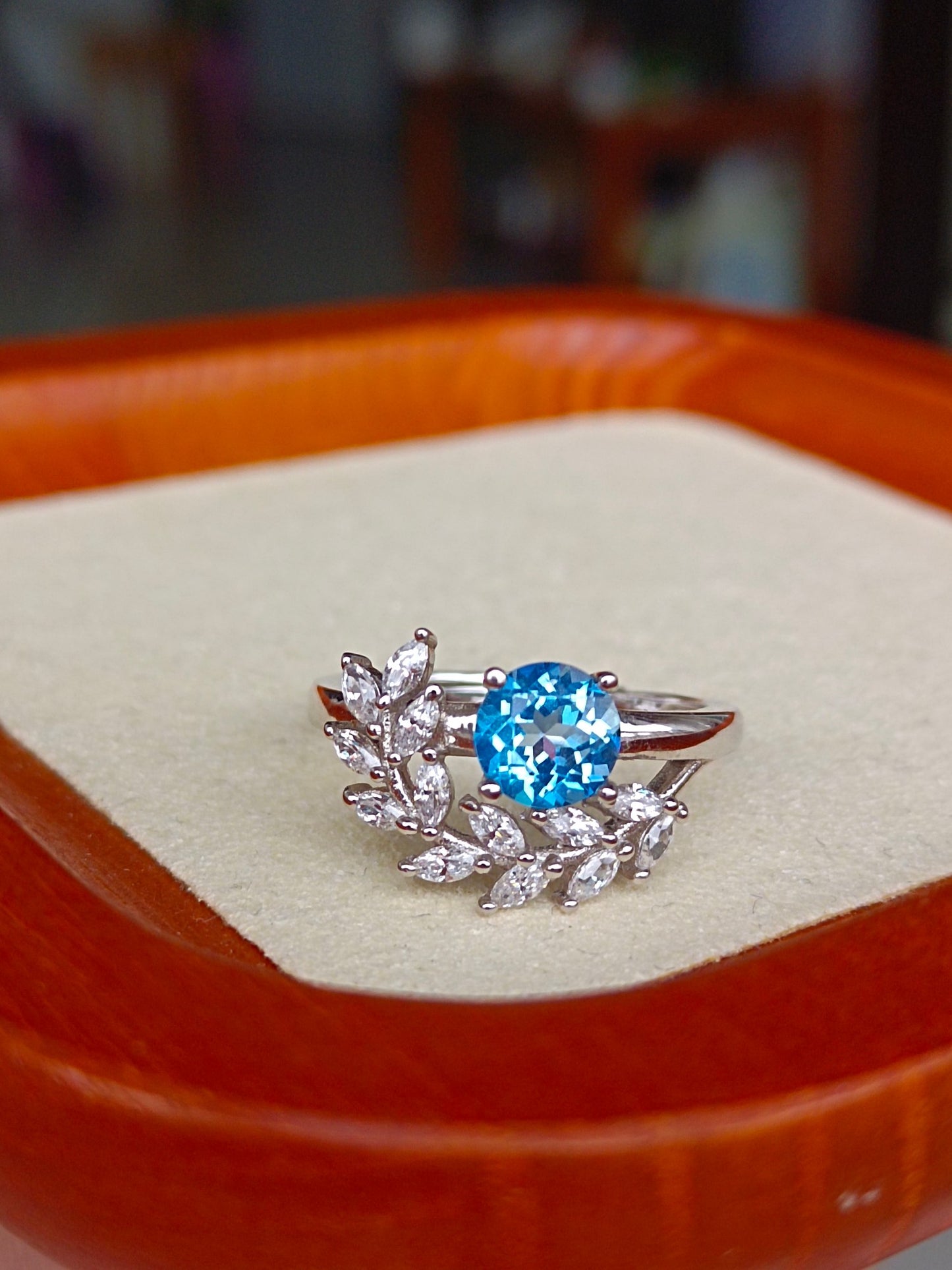 Anello con topazio naturale in blu svizzero: lavorazione artigianale di gioielli unici