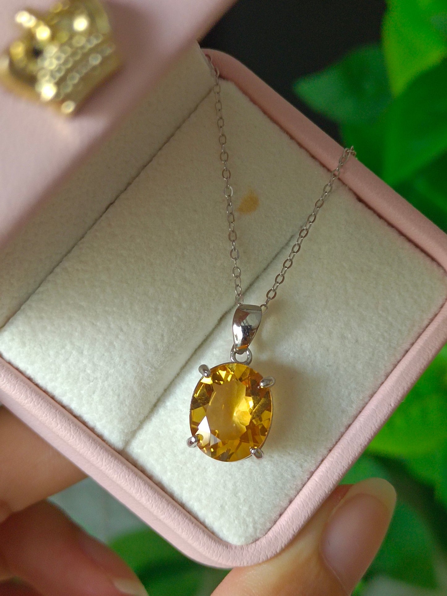 Naturligt gult citrinhänge - eleganta smycken för alla tillfällen