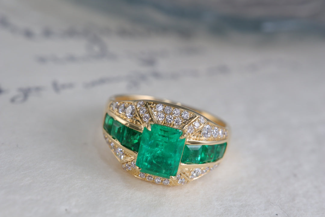 Anello con smeraldo in stile vintage: un gioiello di lusso