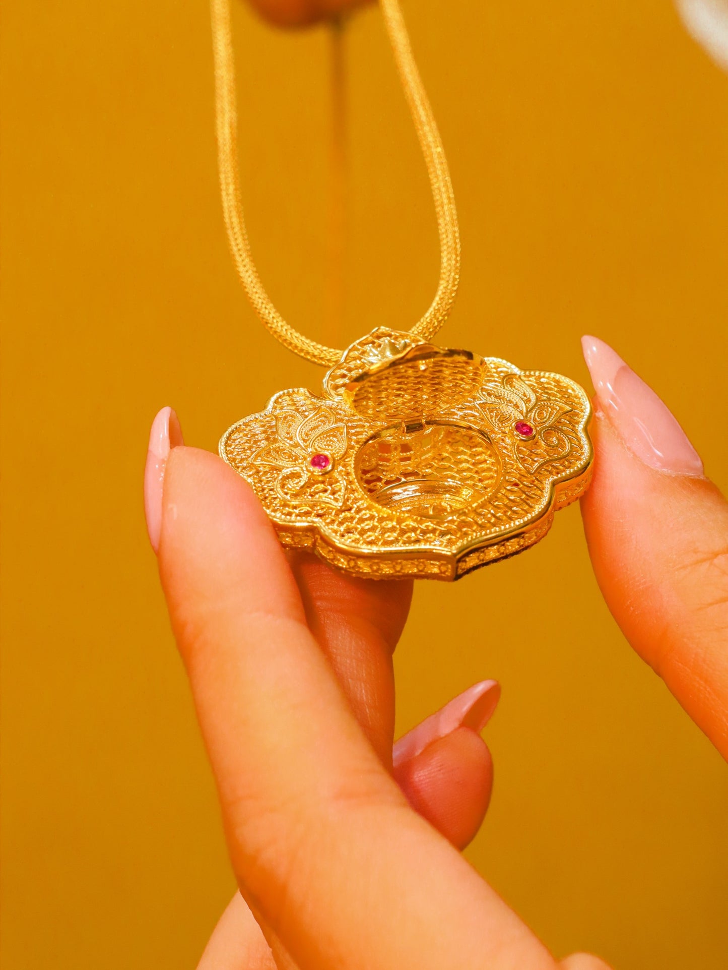 Colgante con cerradura de seguridad Ruyi - Joyería con dijes de esmeralda