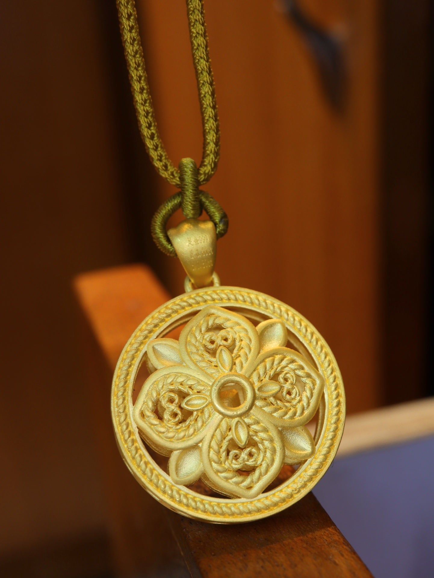 Pingente de esmeralda em ouro 24k - coleção de joias finas