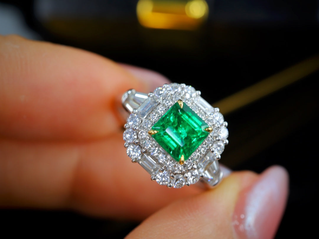 Anello con smeraldo: gioiello di alta qualità con eccezionale brillantezza