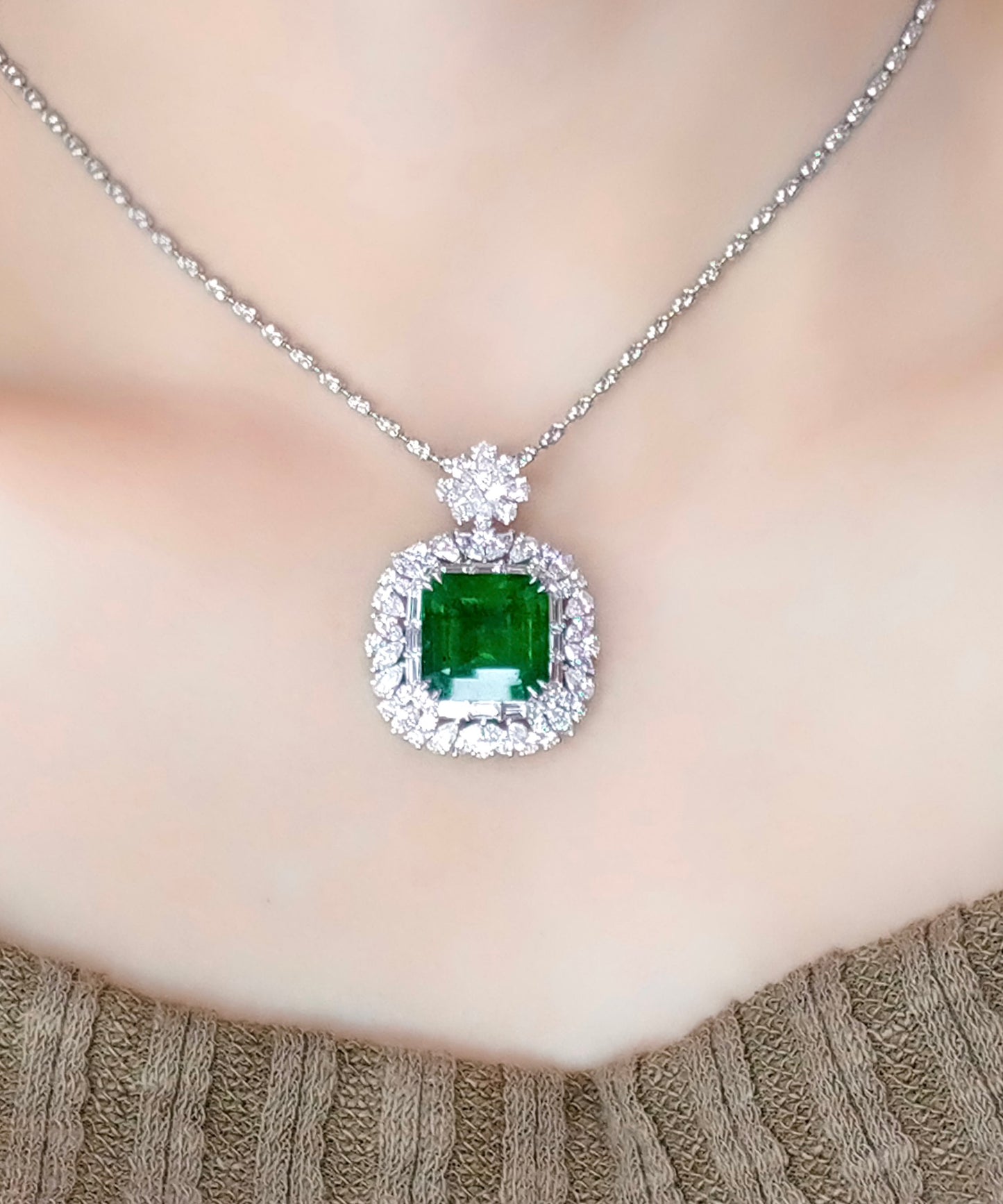 Rare Oil-Free Emerald Jewelry: Luxurious Ring & Pendant Combo