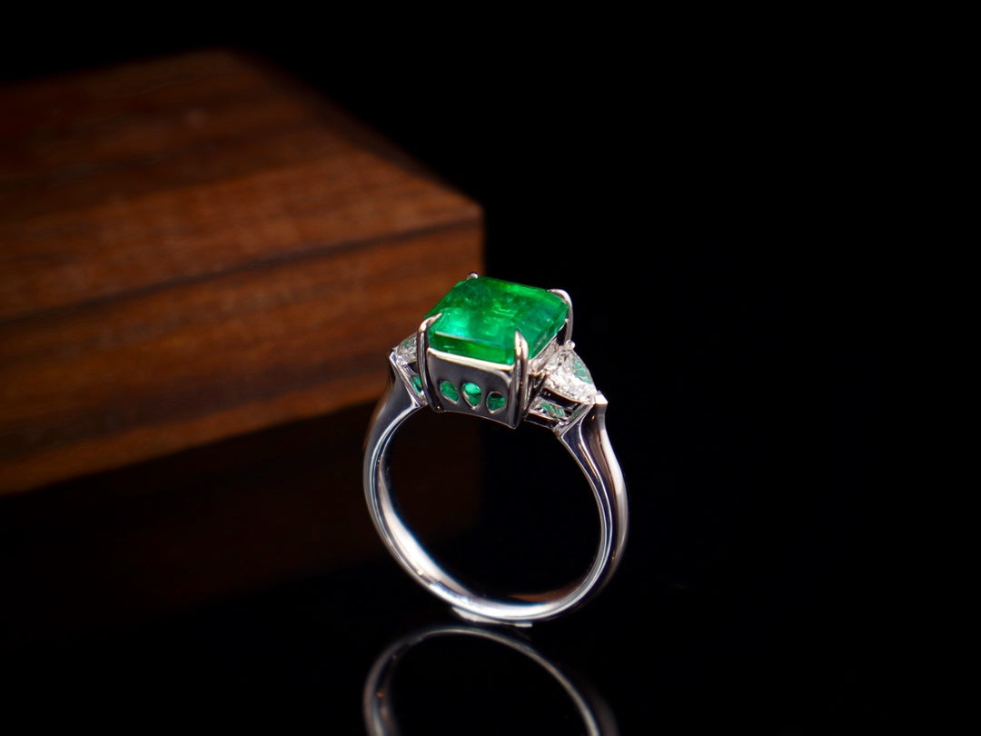 Anello con smeraldo - Gioiello della trilogia classica verde vivido da 3,79 ct