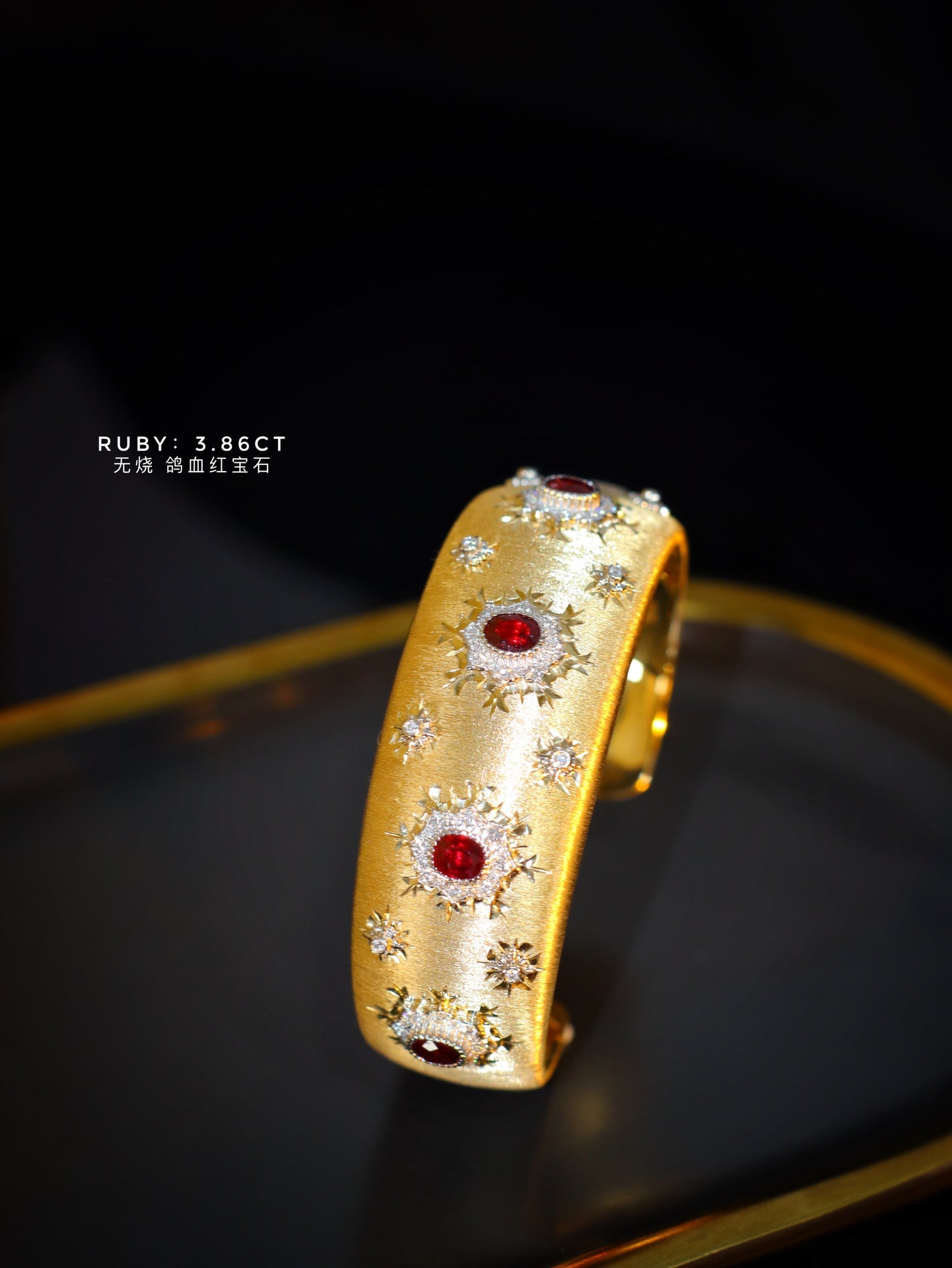 Gelang Cuff Lebar Gaya Buccellati yang Mewah dengan Batu Permata Merah Darah Merpati