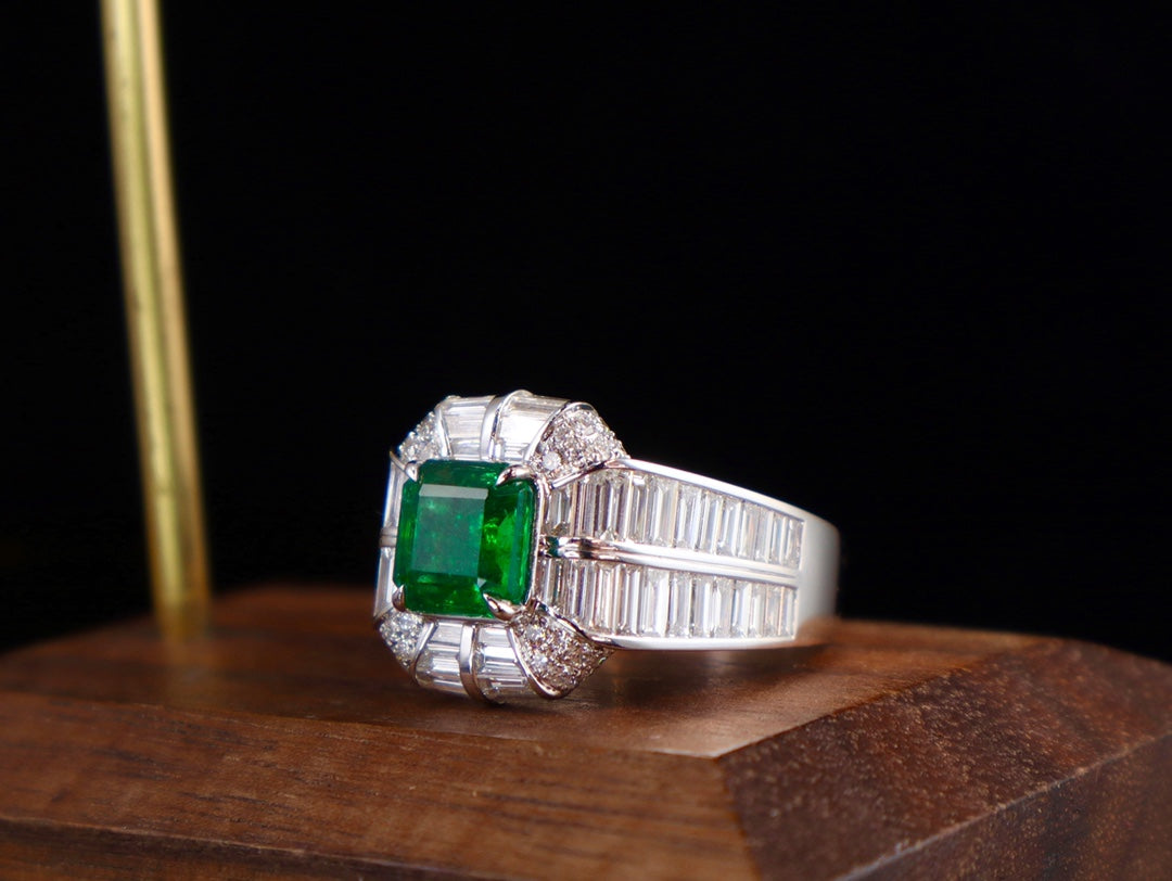 Anello gioiello con smeraldo: un capolavoro di eleganza e classe
