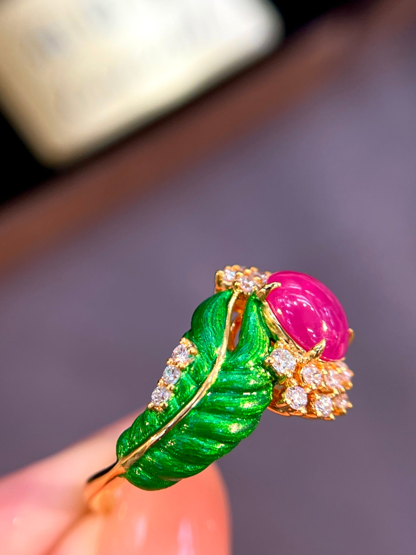 Inel rafinat cu rubin din Myanmar din aur de 18k cu accente de diamant - Bijuterii pentru eleganță